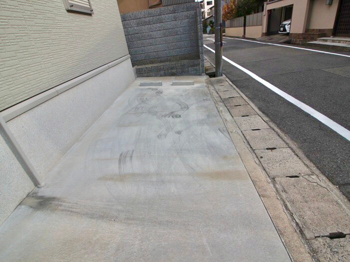 物件外観写真4　(駐車場)