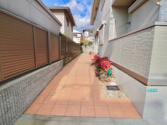 物件外観写真5　(エントランス部分)