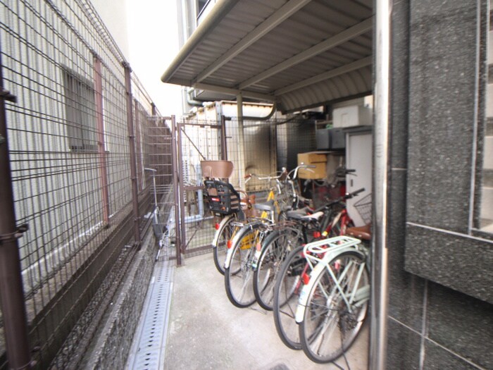 物件外観写真4　(駐輪場)