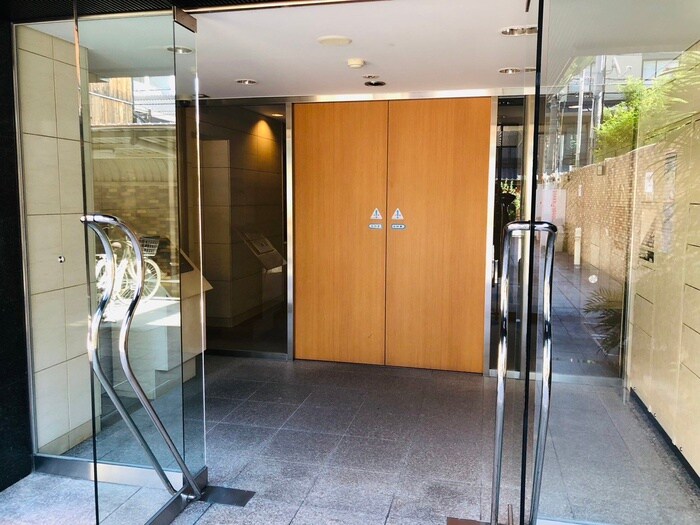 物件外観写真2　(エントランス部分)