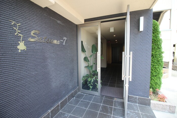 物件外観写真3　(エントランス部分)