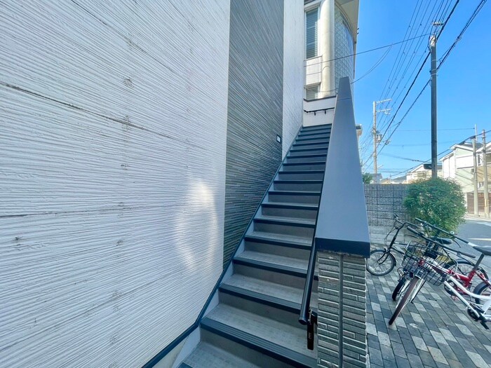 物件外観写真3　(エントランス部分)