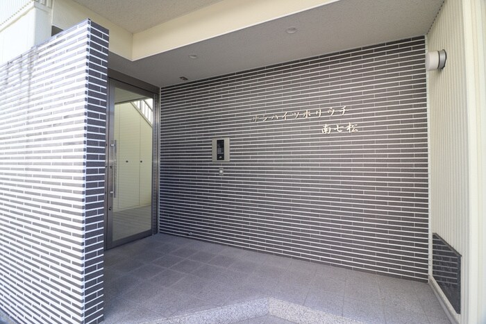 物件外観写真3　(エントランス部分)