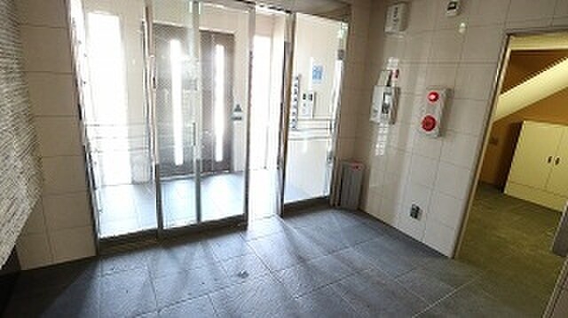 物件外観写真4　(エントランス部分)