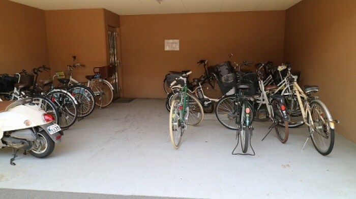 物件外観写真6　(駐輪場)