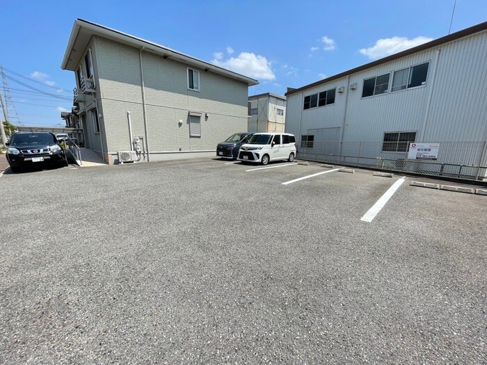 物件外観写真3　(駐車場)
