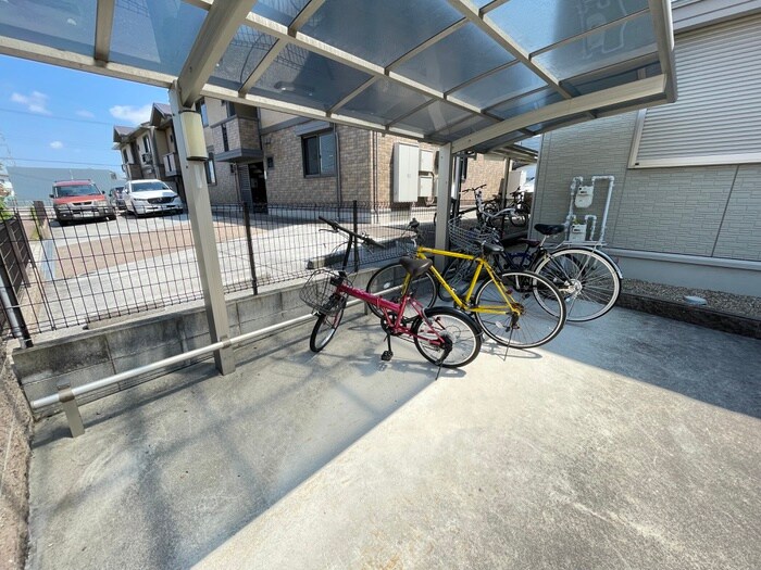 物件外観写真4　(駐輪場)