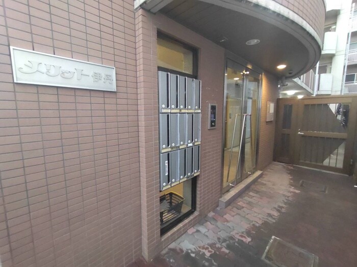 物件外観写真4　(エントランス部分)