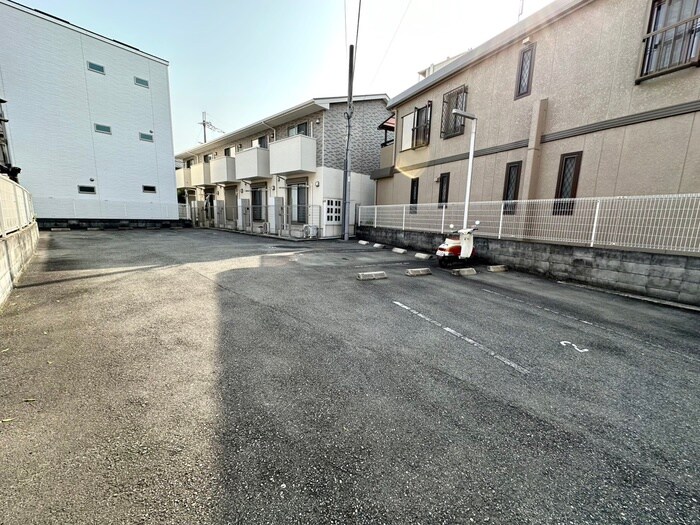 物件外観写真4　(駐車場)