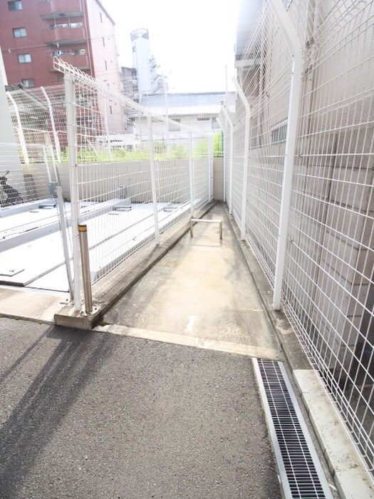 物件外観写真4　(バイク置き場)