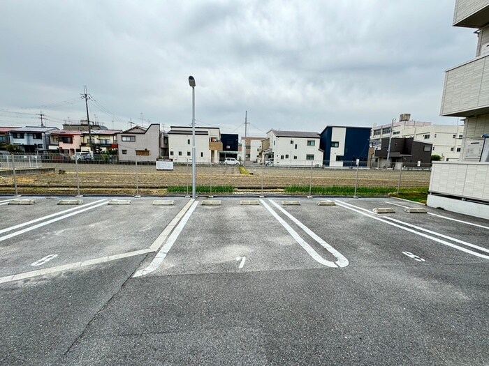 物件外観写真3　(駐車場)
