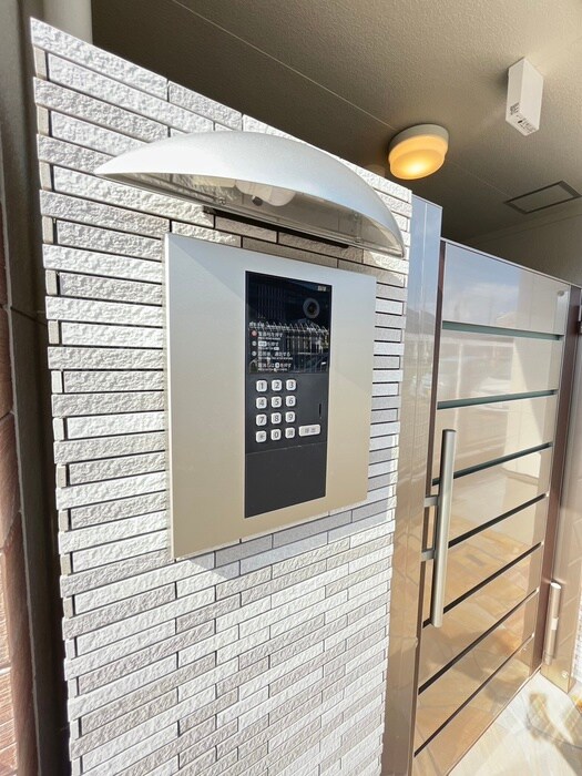 物件外観写真6　(エントランス部分)