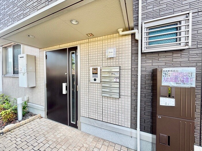 物件外観写真2　(エントランス部分)