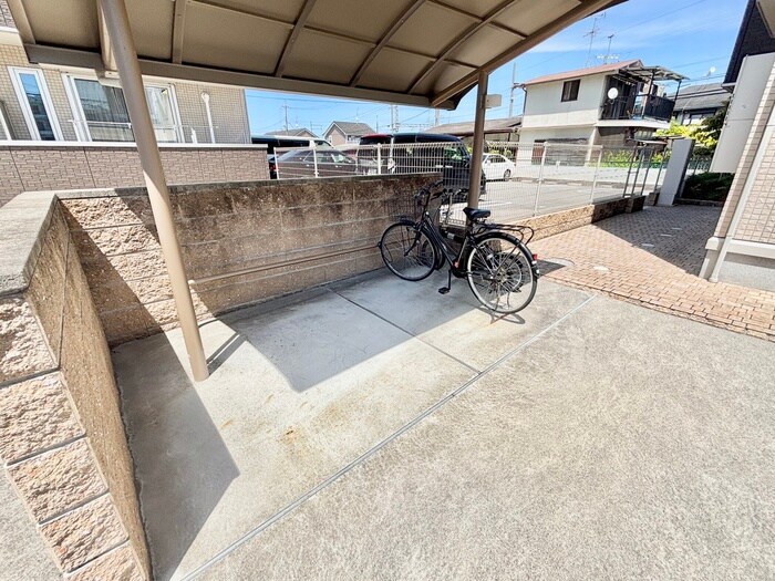 物件外観写真4　(駐輪場)