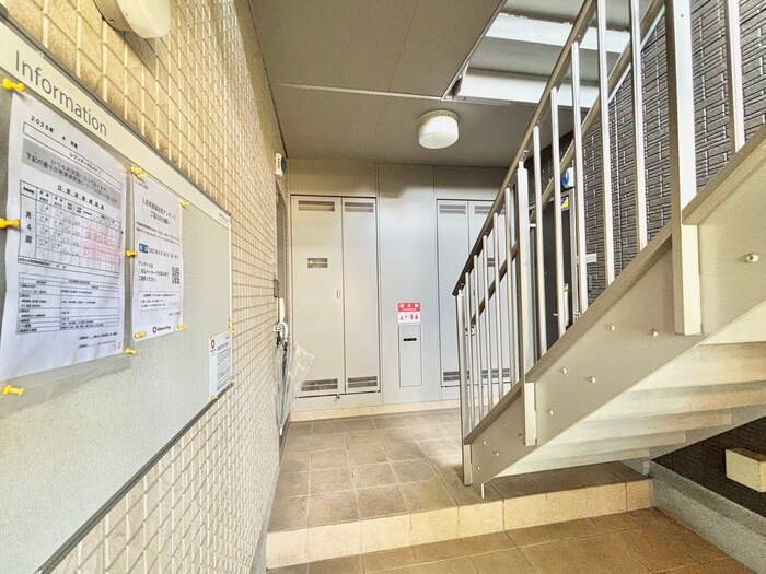 物件外観写真6　(エントランス部分)