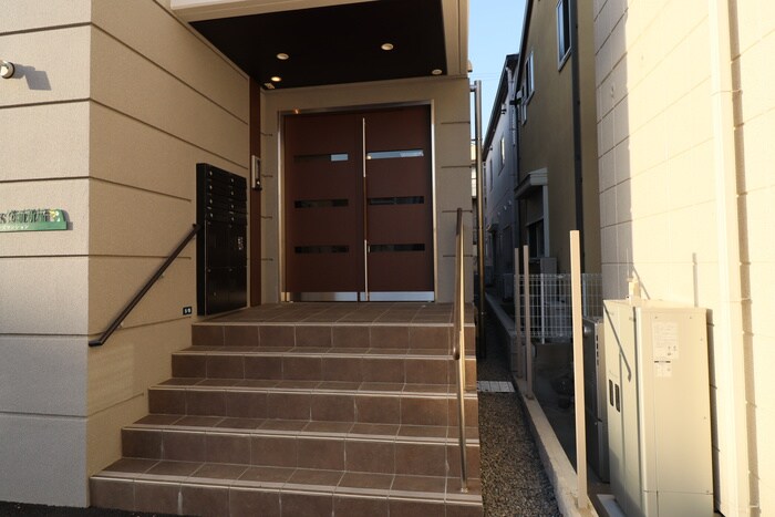 物件外観写真3　(エントランス部分)