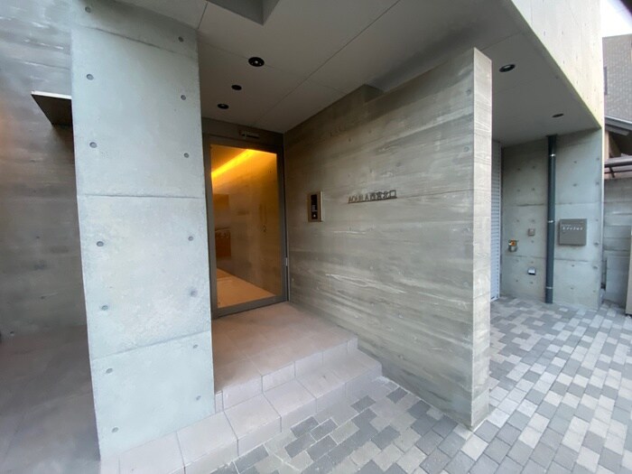 物件外観写真4　(エントランス部分)