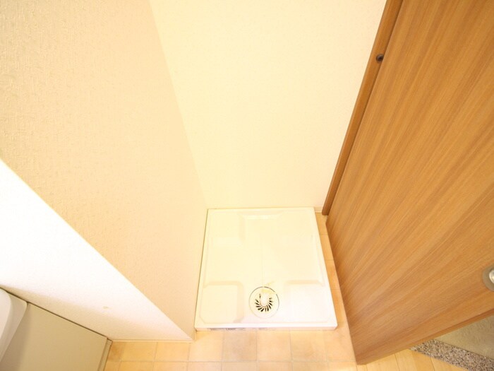 物件内観写真11　(洗濯機置場)