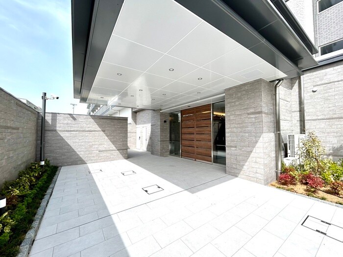 物件外観写真2　(エントランス部分)