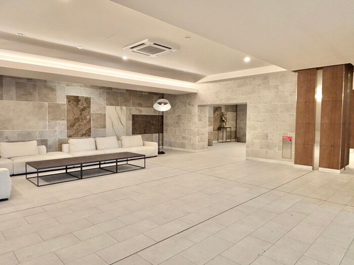 物件外観写真5　(エントランス部分)