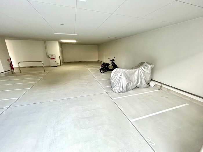 物件外観写真6　(バイク置き場)