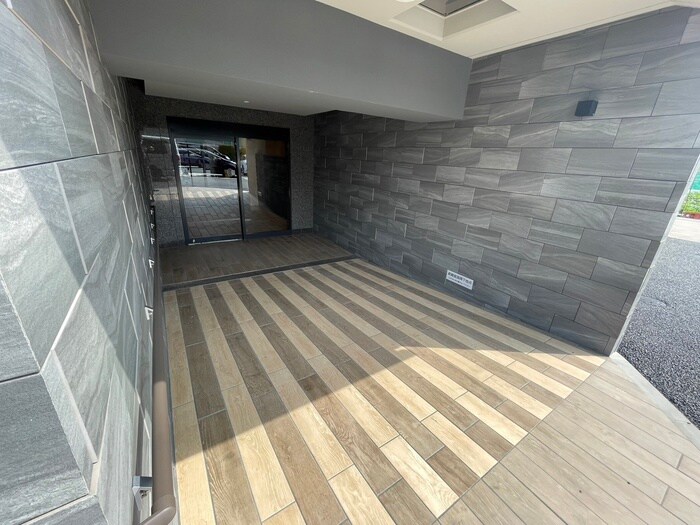 物件外観写真3　(エントランス部分)