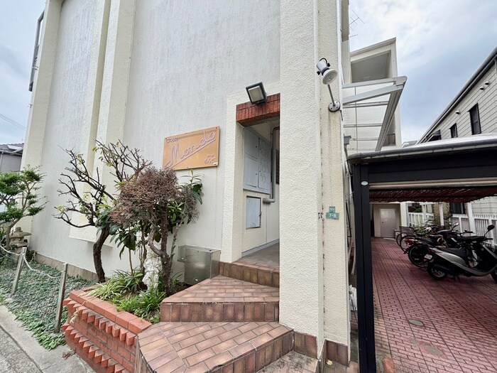 物件外観写真2　(エントランス部分)