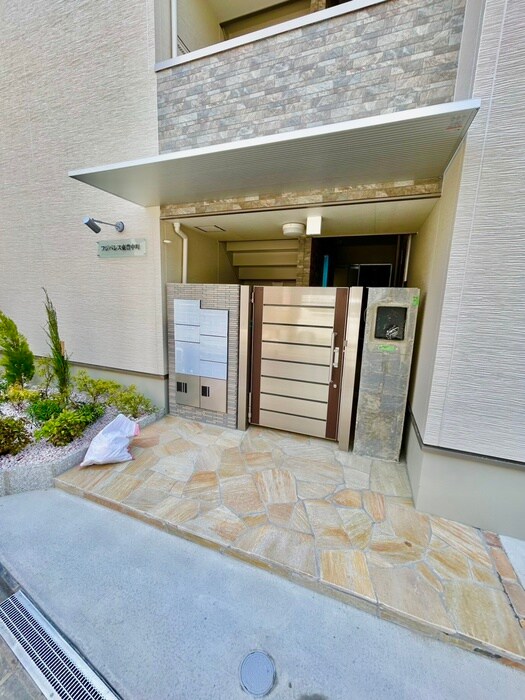 物件外観写真6　(エントランス部分)