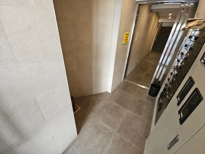 物件外観写真5　(エントランス部分)