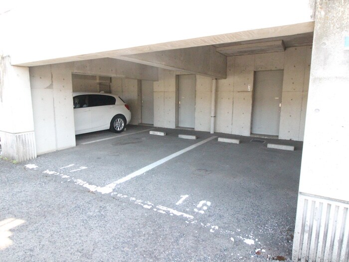 物件外観写真3　(駐車場)