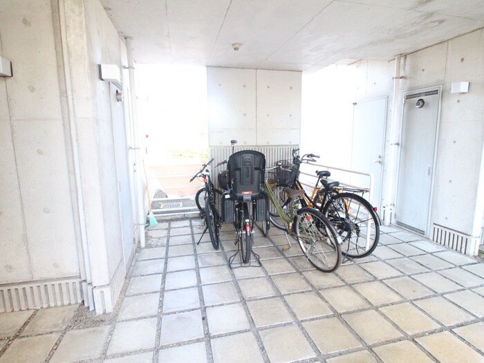 物件外観写真4　(駐輪場)