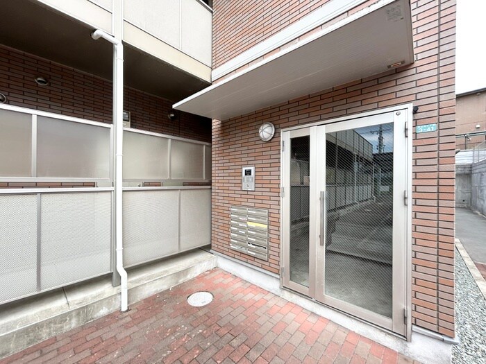 物件外観写真6　(エントランス部分)