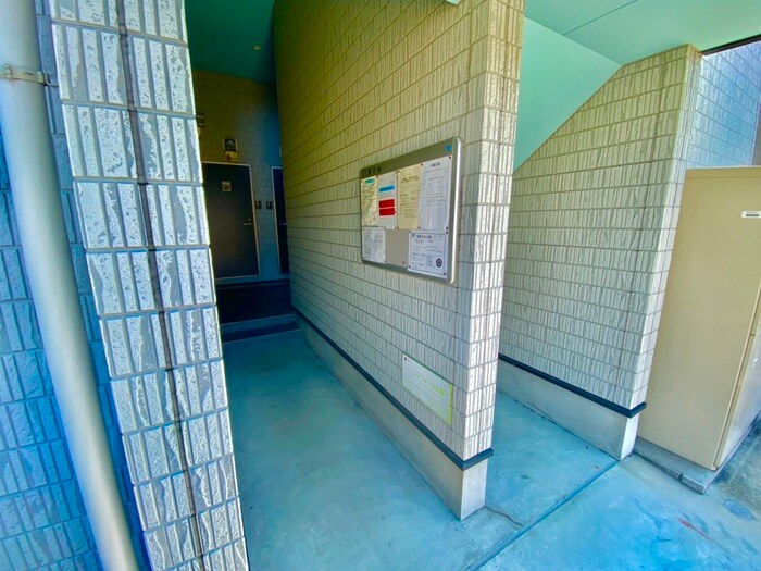 物件外観写真5　(エントランス部分)