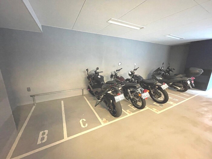 物件外観写真5　(バイク置き場)