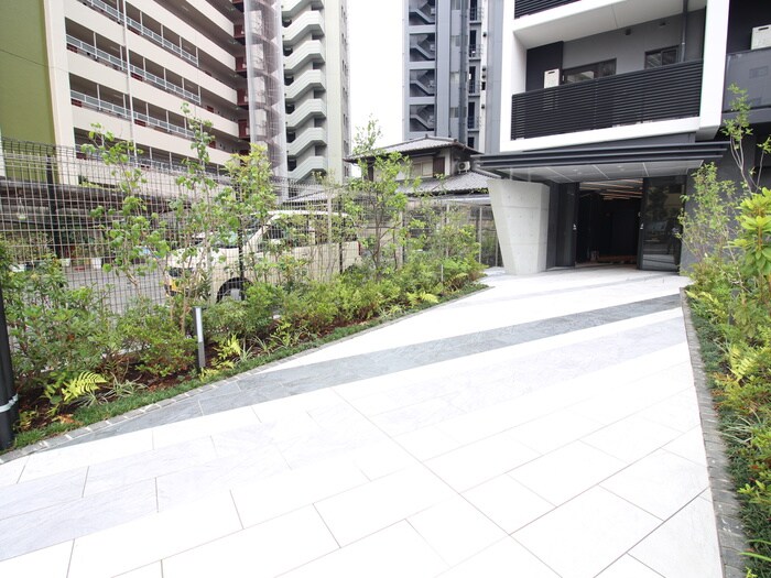 物件外観写真2　(エントランス部分)