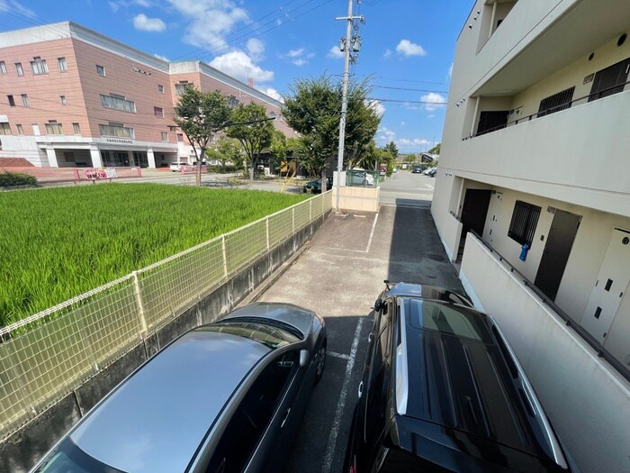 物件外観写真4　(駐車場)