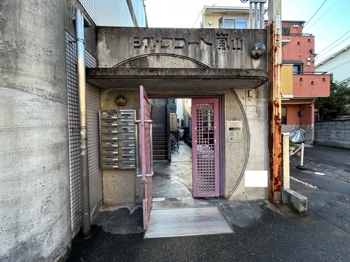 物件外観写真3　(エントランス部分)