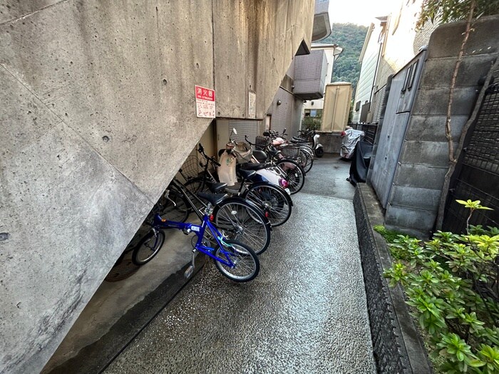 物件外観写真4　(駐輪場)