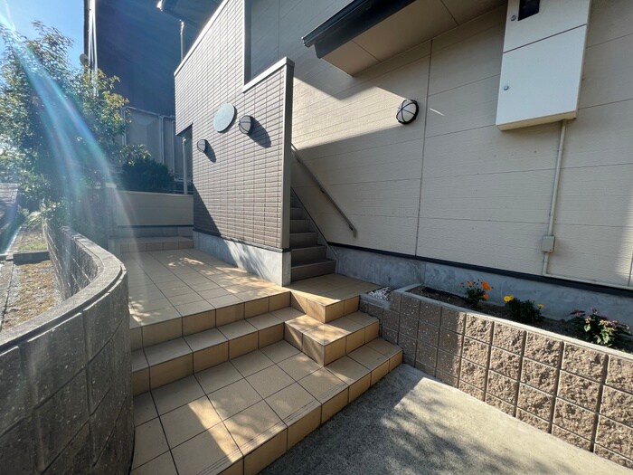 物件外観写真2　(エントランス部分)