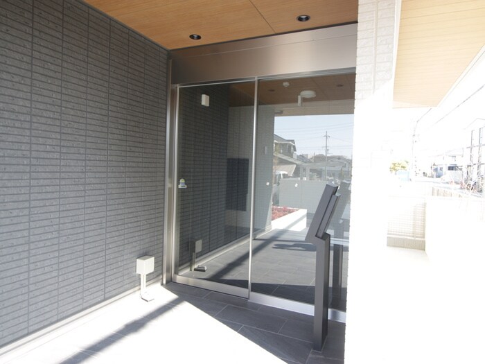 物件外観写真4　(エントランス部分)