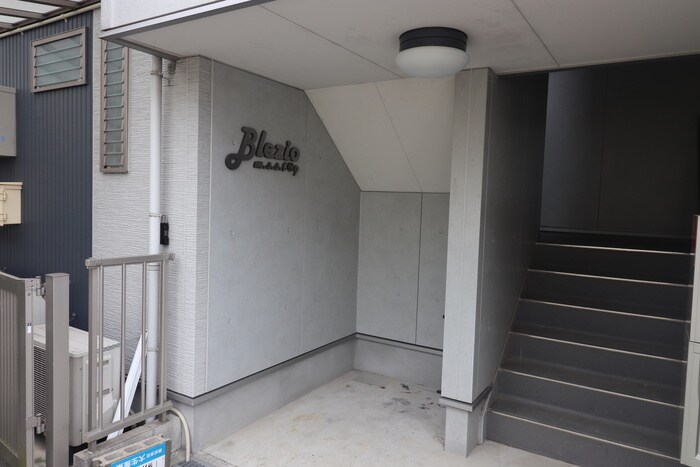 物件外観写真3　(エントランス部分)