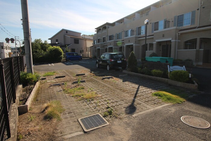 物件外観写真3　(駐車場)