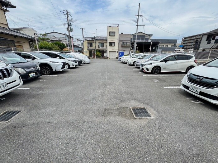 物件外観写真3　(駐車場)