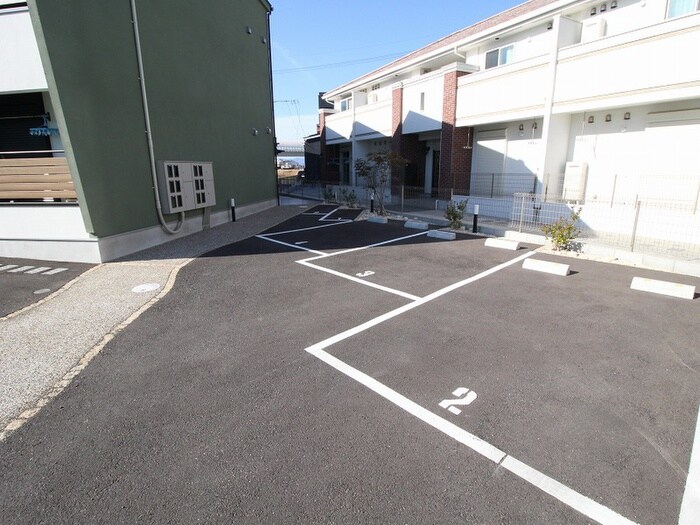 物件外観写真5　(駐車場)