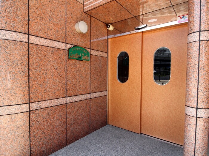 物件外観写真2　(エントランス部分)
