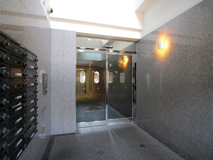 物件外観写真3　(エントランス部分)