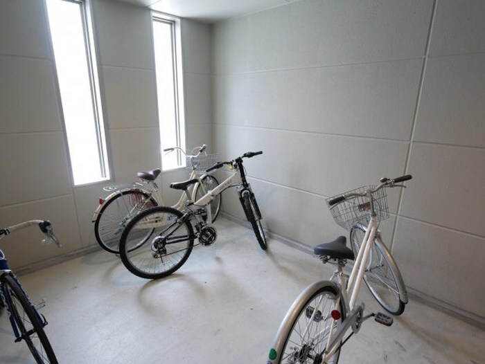 物件外観写真4　(駐輪場)