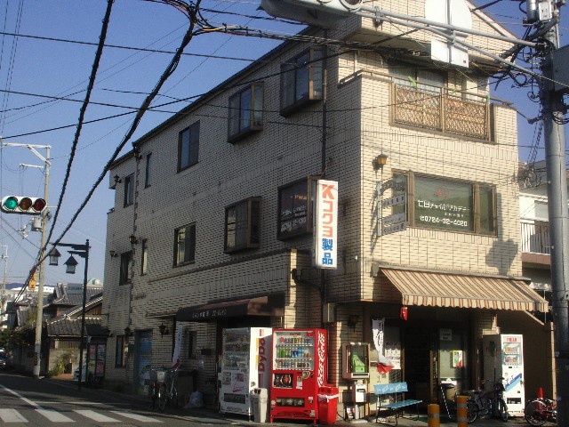 モア・エスト
