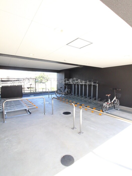 物件外観写真4　(駐輪場)