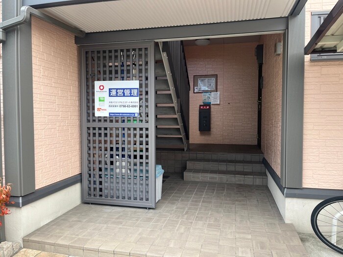 物件外観写真3　(エントランス部分)